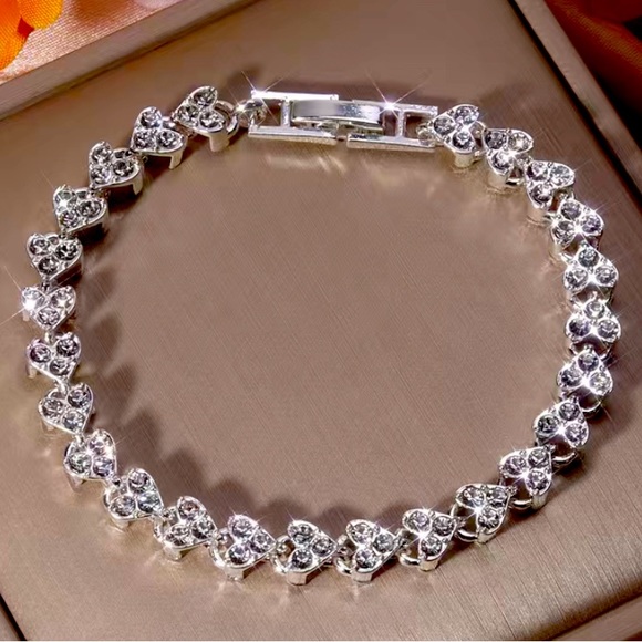 T&M Treasures Heart-Shaped Rhinestone Beaded 7” Silver Plated Bracelet NEW - Picture 1 of 7